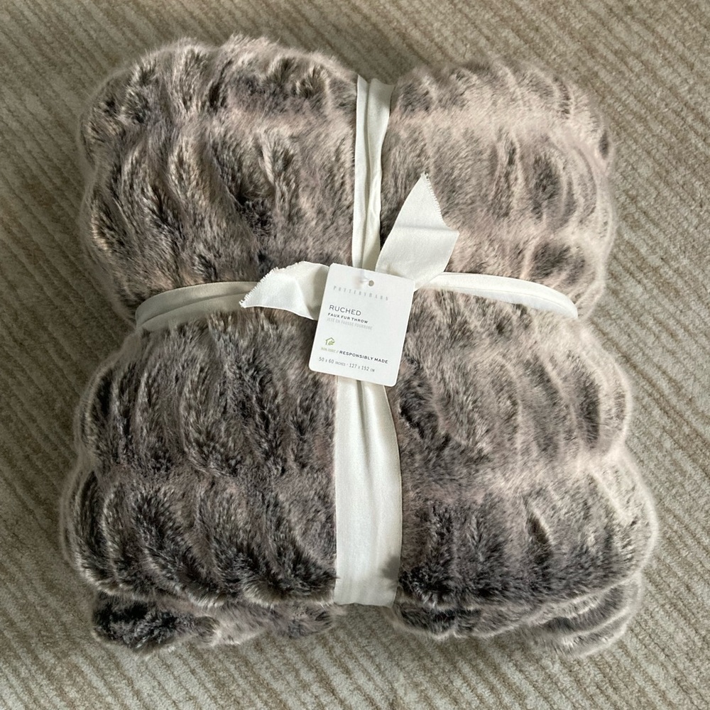 Price firm!! NWT Pottery Barn Ruched Faux Fur Throw Blanket in ‘Gray Ombré’